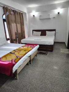 two beds in a room with two beds sidx sidx sidx at Hotel king palace family stay in Agra