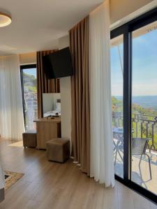 a hotel room with a view of a balcony at --HOTEL DEAL-- Rooms With Castle View in Krujë