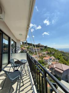 a balcony with a table and chairs and a view at --HOTEL DEAL-- Rooms With Castle View in Krujë