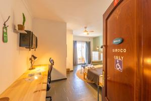 a room with a bed and a desk in a room at Casa de Océano in Tarifa