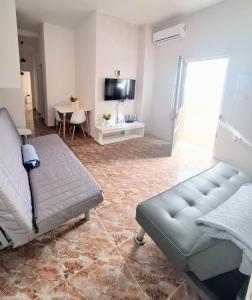 a living room with a couch and a tv at las olas in Chipiona