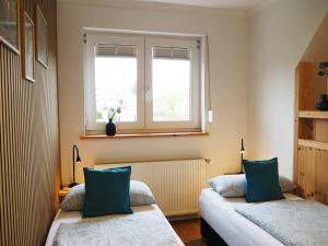 a bedroom with two beds and a window at Ferienwohnung Siedlungsnest in Anklam