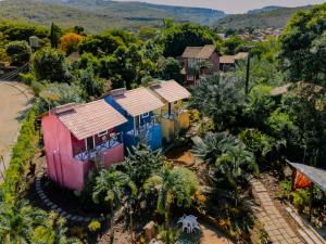 an overhead view of a house with palm trees at Mirante de Lençóis in Lençóis