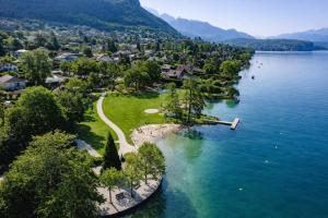 an island in the middle of a body of water at L 'Écrin du Lac et Parkings in Veyrier-du-Lac