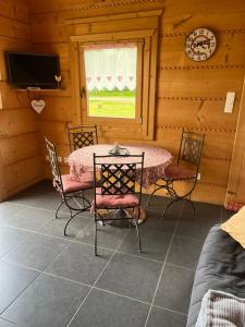 a room with a table and chairs and a window at La Clé Des Champs in Biltzheim