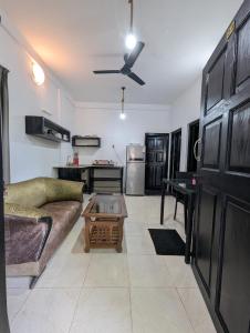 ein Wohnzimmer mit Sofa und Tisch in der Unterkunft The Double V Experience in Arambol