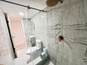 a bathroom with a shower and a toilet in it at Casa Lucy Alojamientos in Palmira +36 photos