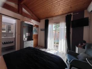 a bedroom with a bed and a sink and a window at La Villa Herbert - Piscine chauffée, Spa, Vélos gratuits in Andernos-les-Bains