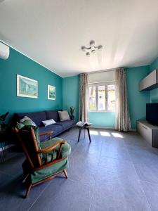 a living room with blue walls and a couch at Casa Mirit - Nesso in Nesso