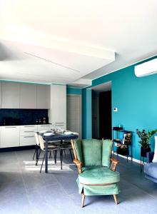 a living room with a table and chairs at Casa Mirit - Nesso in Nesso