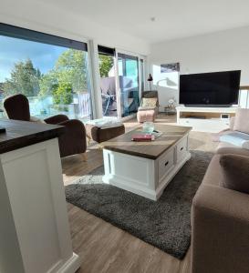 a living room with a couch and a coffee table at FEWO-Boddenblick-Vilm in Lauterbach