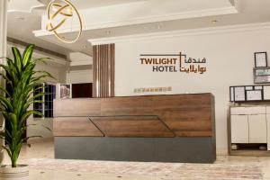 eine Hotellobby mit Rezeption in der Unterkunft Twilight Hotel Al-Hail in Muscat