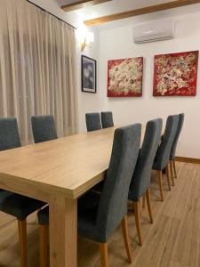 a conference room with a wooden table and chairs at Mirador de Aledo in Aledo +30 photos