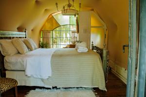 a bedroom with a large bed and a window at Don Aniceto Lodges & Glamping in Luján