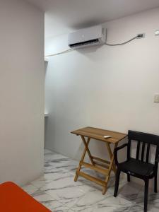 a table and a chair in a room at Habitaciones de alquiler in La Libertad