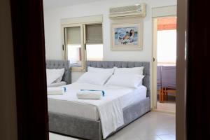 a bedroom with a large bed with white sheets and pillows at Gees House in Golem