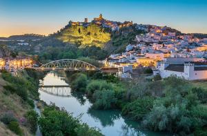 a city with a bridge over a river and a town at La casa de curro in Arcos de la Frontera