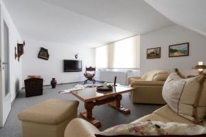 a living room with a couch and a table at Kerstins Lieblingsdomizil in Oelsnitz