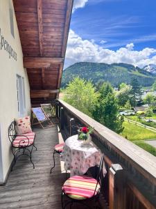 a balcony with a table and chairs and a view at Hannas ALPENGRUSS Apartment & Zimmer in Seefeld in Tirol