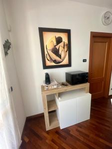 a desk in a room with a picture on the wall at Domus Leonardo Apartment in Fiumicino Airport