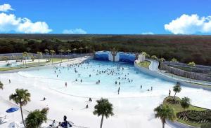 a group of people in a pool at a water park at Aqualand resorts 1Q in Salinópolis