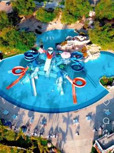 an overhead view of a water park at Aqualand resorts 1Q in Salinópolis