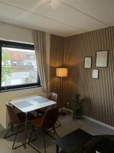 a dining room with a table and chairs and a window at Business Accommodation 'Comfort Living' in Geel