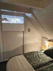 a small room with a bed and a window at Chalet Z en Alsace in Barr