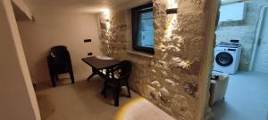 a small room with a table and a laundry machine at Begonvil Evleri Karaburun in Karaburun
