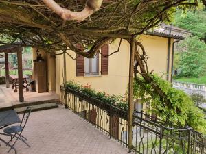 a house with a fence and a table and a chair at Collina del Milanese in San Colombano al Lambro