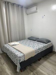 a bed sitting in a room with avertisement at Henri Karam in Brumadinho