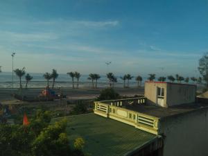 a view of the beach from a roof of a house at Hotel Long Quân in Thanh Hóa