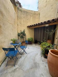 a patio with two chairs and a table with plants at Studio Cosy avec Cour Privée in Fleury
