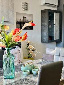 a vase with flowers on a table in a living room at Relax Home Holiday in Panicale