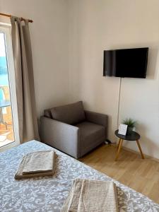 a living room with a couch and a television at Apartments Ela in Neum