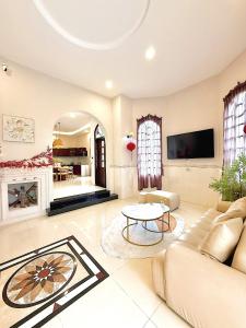 a living room with a couch and a table at K'TY Homestay Phan Thiết in Ấp Bình Hưng