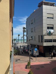 a building with a parking lot next to a beach at Dalia Somhome in Peniscola