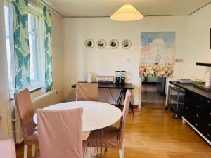 a kitchen and dining room with a table and chairs at B&B Villa Vila in Löttorp