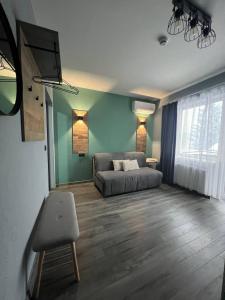 a living room with a couch and a television at Hotel Menchul in Rakhiv