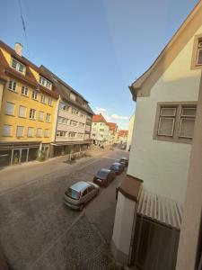 a street with cars parked on the side of a building at Moderne Wohnung - ULM Stadtmitte in Ulm