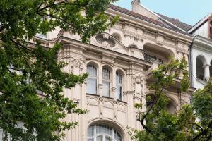 a large white building with windows and trees at Hotel Schöneberg in Berlin