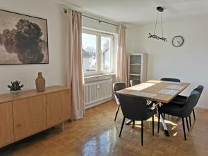 a dining room with a table and chairs and a window at Ferienwohnung KönigSonne in Lauda-Königshofen