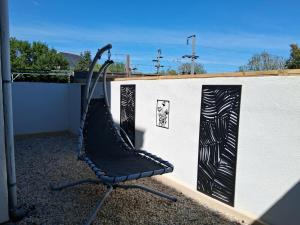 a black bench sitting on the side of a building at rozormant in Rosporden