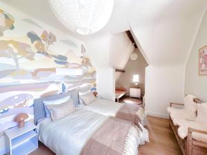 a bedroom with a bed and a painting on the wall at Ty ar Vigouden - maison de vacances in Loctudy