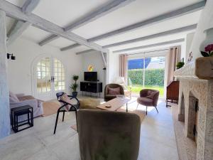 a living room with a couch and a fireplace at Ty ar Vigouden - maison de vacances in Loctudy