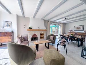 a living room with a fireplace and a table at Ty ar Vigouden - maison de vacances in Loctudy