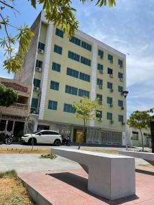 Ein weißes Auto parkte vor einem Gebäude in der Unterkunft Hotel Letiva Arco in Sobral