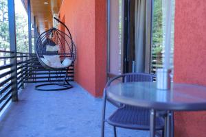 a room with a table and chairs and a window at Prime Heaven in Chiatʼura