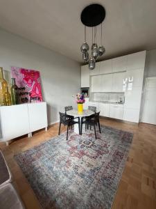ein Wohnzimmer mit einem Tisch und einer Küche in der Unterkunft Dream flat in Pilsen