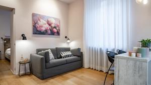 a living room with a couch and a painting on the wall at Mariposa in Lecco